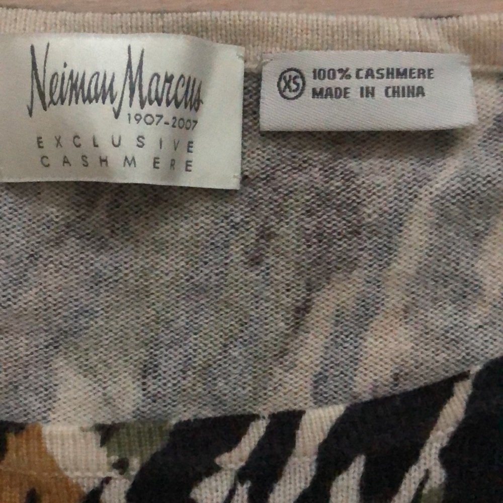 Neiman-Marcus Exclusive Cashmere V-Neck Sweater 3/4 Sleeve XS - Picture 3 of 15